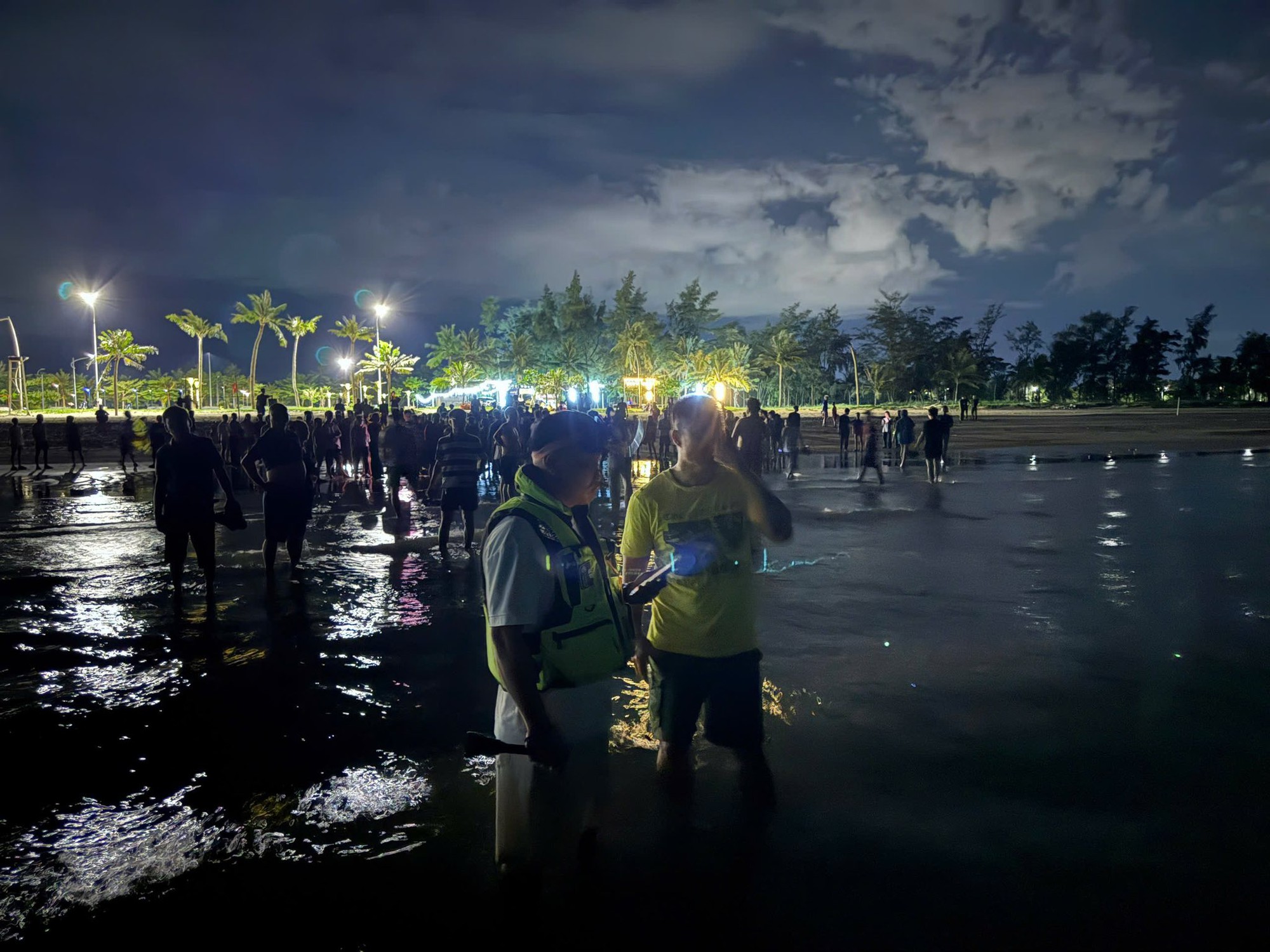 Hai cha con ở Nghệ An bị sóng cuốn mất tích trên biển, lênh đênh suốt 13 giờ: Được tàu hàng tìm thấy ở nơi bất ngờ- Ảnh 2.