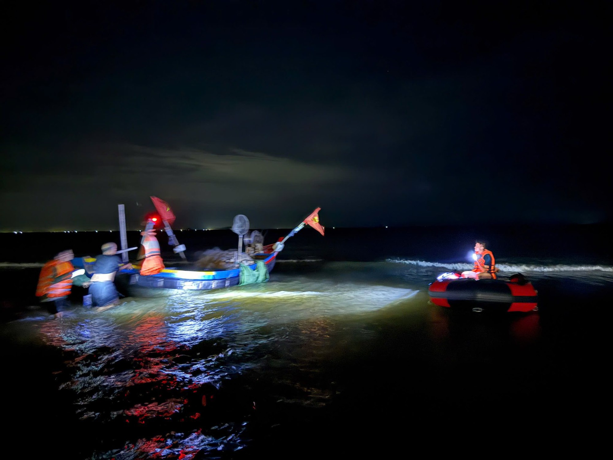 Hai cha con ở Nghệ An bị sóng cuốn mất tích trên biển, lênh đênh suốt 13 giờ: Được tàu hàng tìm thấy ở nơi bất ngờ- Ảnh 1.