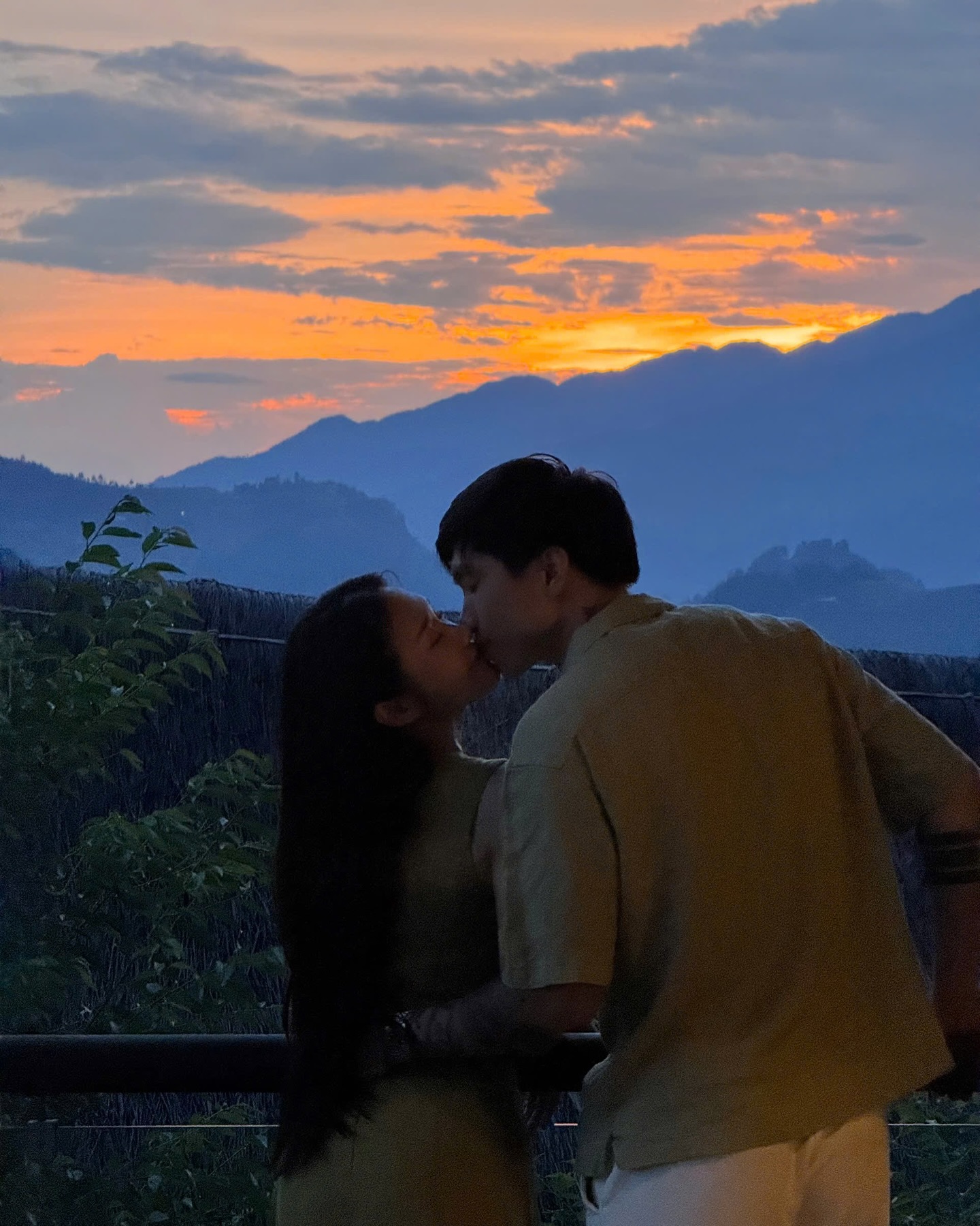 Đoàn Văn Hậu tung loạt ảnh thân mật bên vợ, sắc vóc Top 10 Hoa hậu Doãn Hải My chiếm trọn spotlight- Ảnh 3. Đoàn Văn Hậu tung loạt ảnh thân mật bên vợ, sắc vóc Top 10 Hoa hậu Doãn Hải My chiếm trọn spotlight- Ảnh 3.