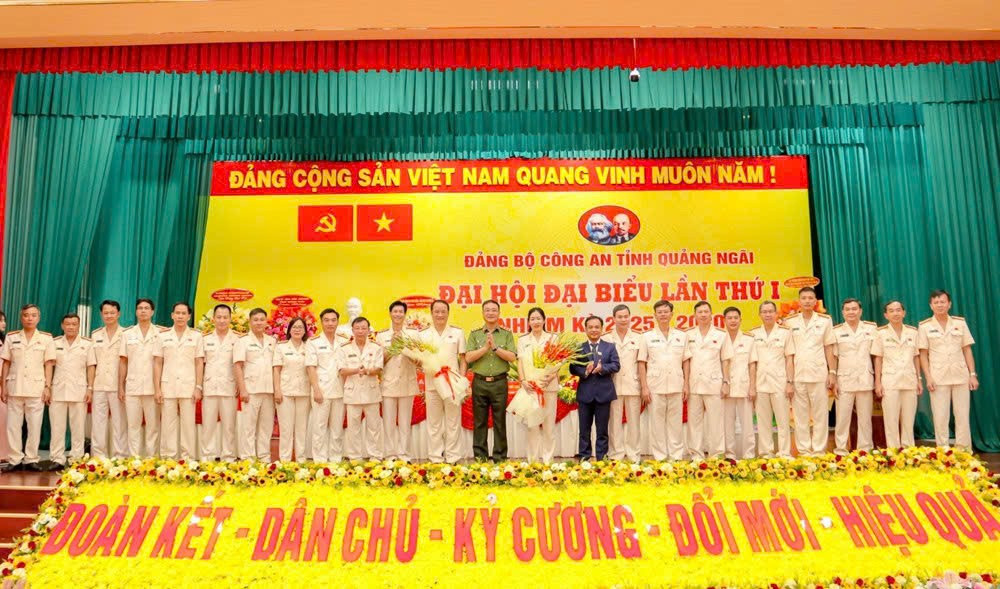 Đại tá Hồ Song Ân được chỉ định làm Bí thư Đảng ủy Công an tỉnh Quảng Ngãi- Ảnh 4. Đại tá Hồ Song Ân được chỉ định làm Bí thư Đảng ủy Công an tỉnh Quảng Ngãi- Ảnh 4.