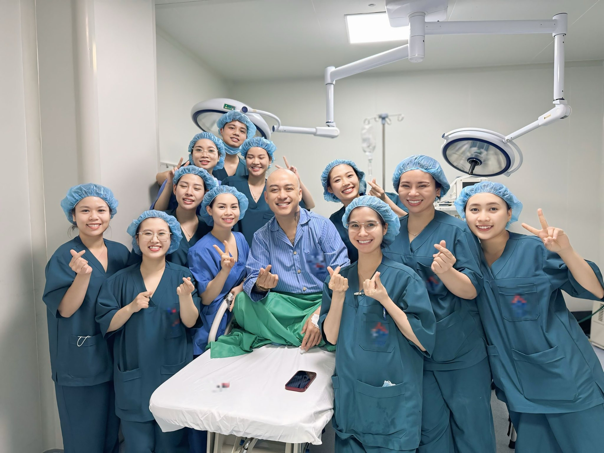 Tình trạng của Tuấn Hưng sau khi nhập viện phẫu thuật- Ảnh 2. Tình trạng của Tuấn Hưng sau khi nhập viện phẫu thuật- Ảnh 2.