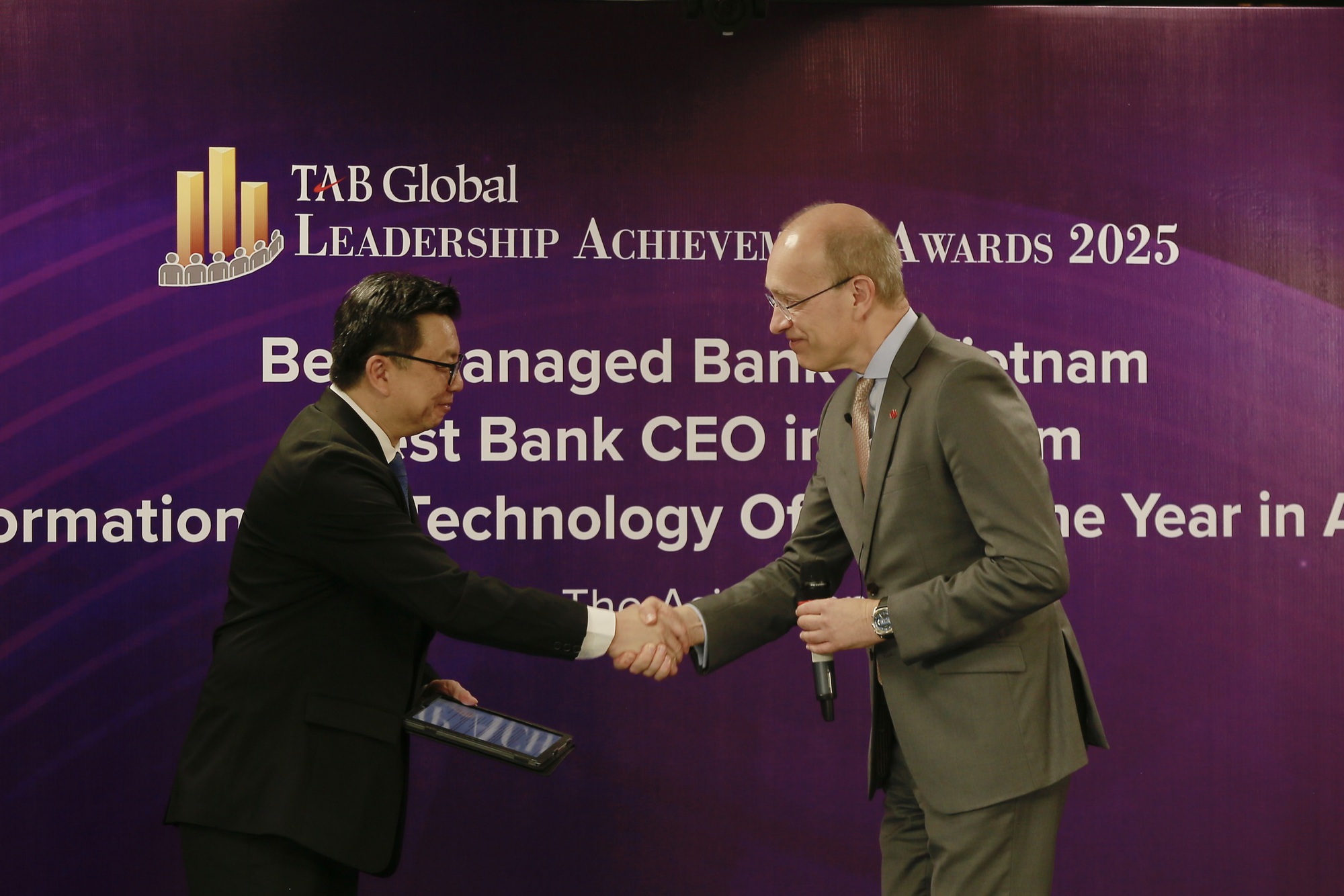 Techcombank được vinh danh 3 giải thưởng xuất sắc từ The Asian Banker- Ảnh 2. Techcombank được vinh danh 3 giải thưởng xuất sắc từ The Asian Banker- Ảnh 2.
