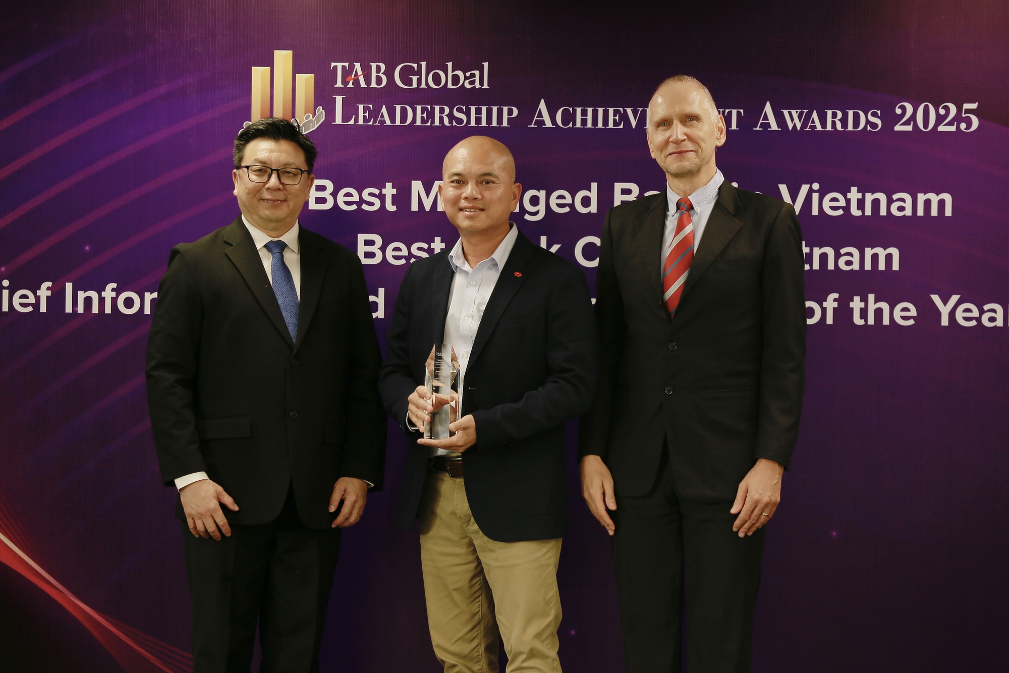 Techcombank được vinh danh 3 giải thưởng xuất sắc từ The Asian Banker- Ảnh 3. Techcombank được vinh danh 3 giải thưởng xuất sắc từ The Asian Banker- Ảnh 3.