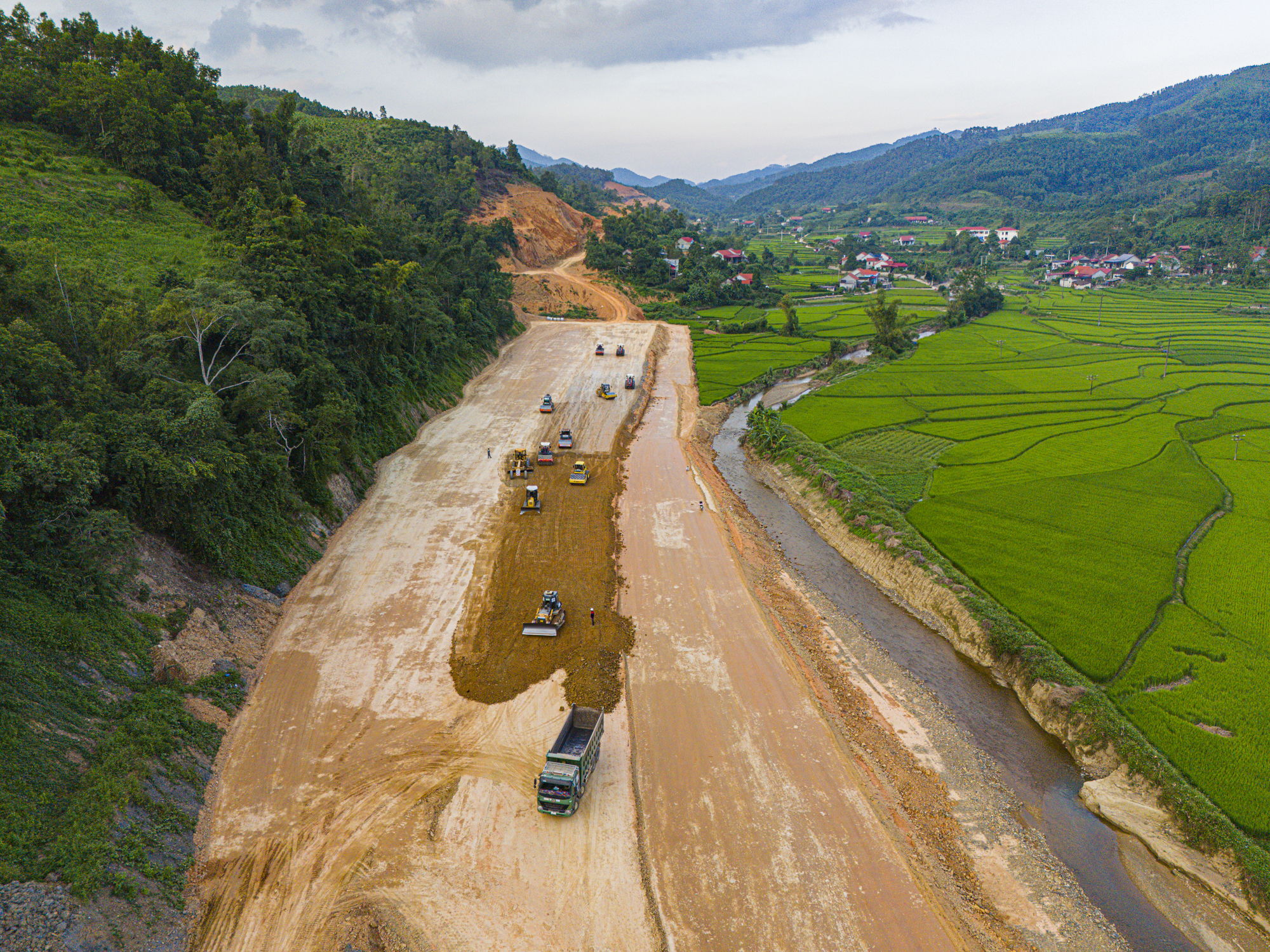 140 mũi thi công, 1.200 thiết bị, hơn 2.600 kỹ sư, công nhân: Quyết tâm hoàn thành dự án 11.000 tỷ đồng, dài 60 km, kết nối 2 vùng kinh tế động lực- Ảnh 1.