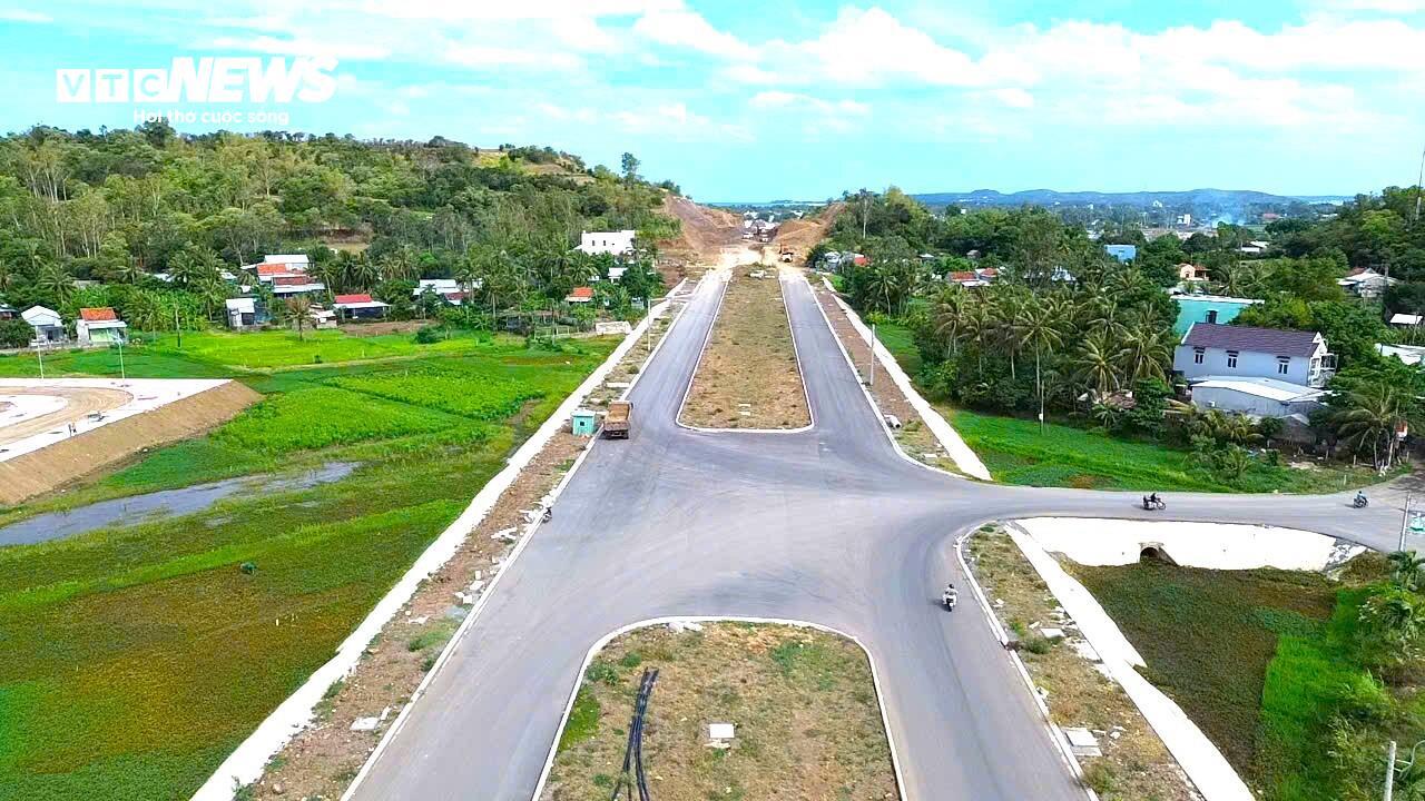 Dự án đường ven biển Đắk Lắk sau hơn 1 năm khởi công giờ ra sao? Dự án đường ven biển Đắk Lắk sau hơn 1 năm khởi công giờ ra sao?