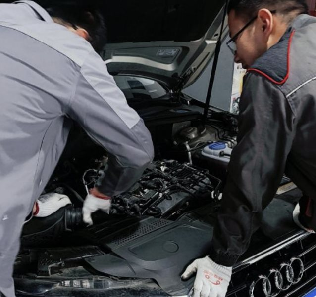 Mua xe Audi cũ giá 250 triệu đồng, người đàn ông phát hiện 1 gói vàng miếng và tiền mặt trị giá hơn 500 triệu đồng giấu trong lốp dự phòng- Ảnh 2. Mua xe Audi cũ giá 250 triệu đồng, người đàn ông phát hiện 1 gói vàng miếng và tiền mặt trị giá hơn 500 triệu đồng giấu trong lốp dự phòng- Ảnh 2.