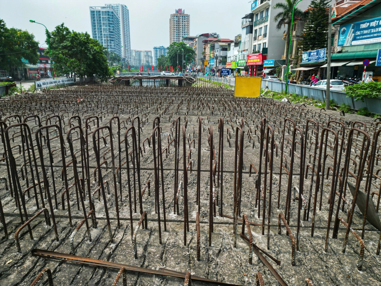 Cây cầu trên tuyến đường nghìn tỷ ở Hà Nội tái thi công sau nhiều năm bỏ hoang- Ảnh 5. Cây cầu trên tuyến đường nghìn tỷ ở Hà Nội tái thi công sau nhiều năm bỏ hoang- Ảnh 5.