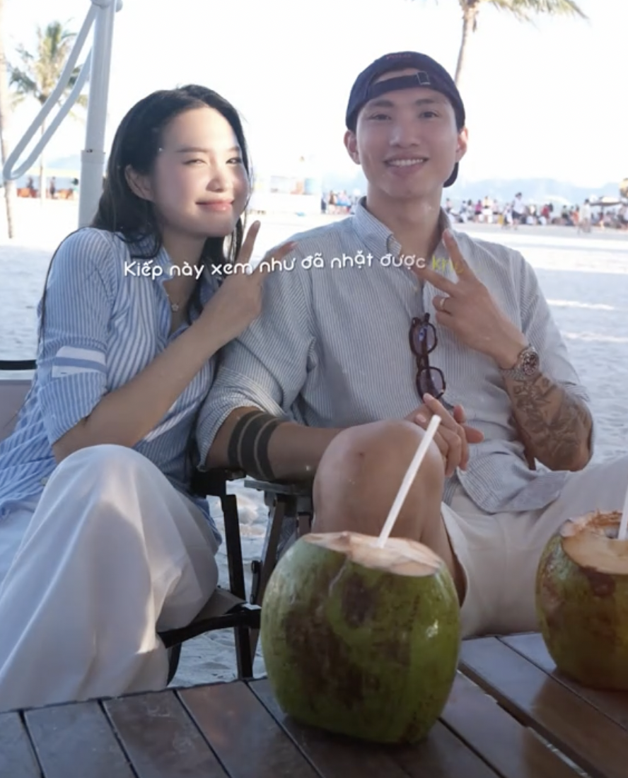 Đoàn Văn Hậu tung loạt ảnh thân mật bên vợ, sắc vóc Top 10 Hoa hậu Doãn Hải My chiếm trọn spotlight- Ảnh 8. Đoàn Văn Hậu tung loạt ảnh thân mật bên vợ, sắc vóc Top 10 Hoa hậu Doãn Hải My chiếm trọn spotlight- Ảnh 8.