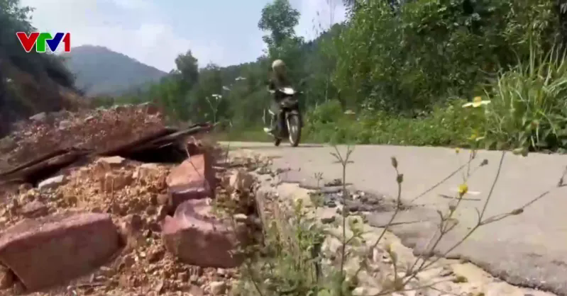 16km đường làm 2 năm chưa xong, người dân khổ vì bẩn và nguy hiểm- Ảnh 1. 16km đường làm 2 năm chưa xong, người dân khổ vì bẩn và nguy hiểm- Ảnh 1.