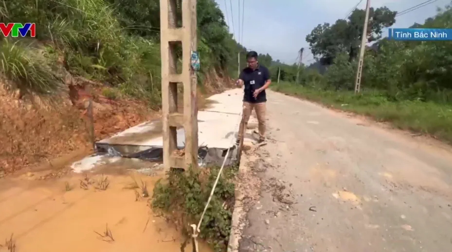 16km đường làm 2 năm chưa xong, người dân khổ vì bẩn và nguy hiểm- Ảnh 2. 16km đường làm 2 năm chưa xong, người dân khổ vì bẩn và nguy hiểm- Ảnh 2.