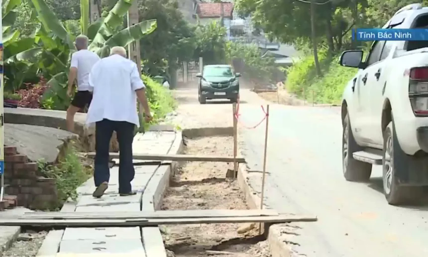 16km đường làm 2 năm chưa xong, người dân khổ vì bẩn và nguy hiểm- Ảnh 4. 16km đường làm 2 năm chưa xong, người dân khổ vì bẩn và nguy hiểm- Ảnh 4.
