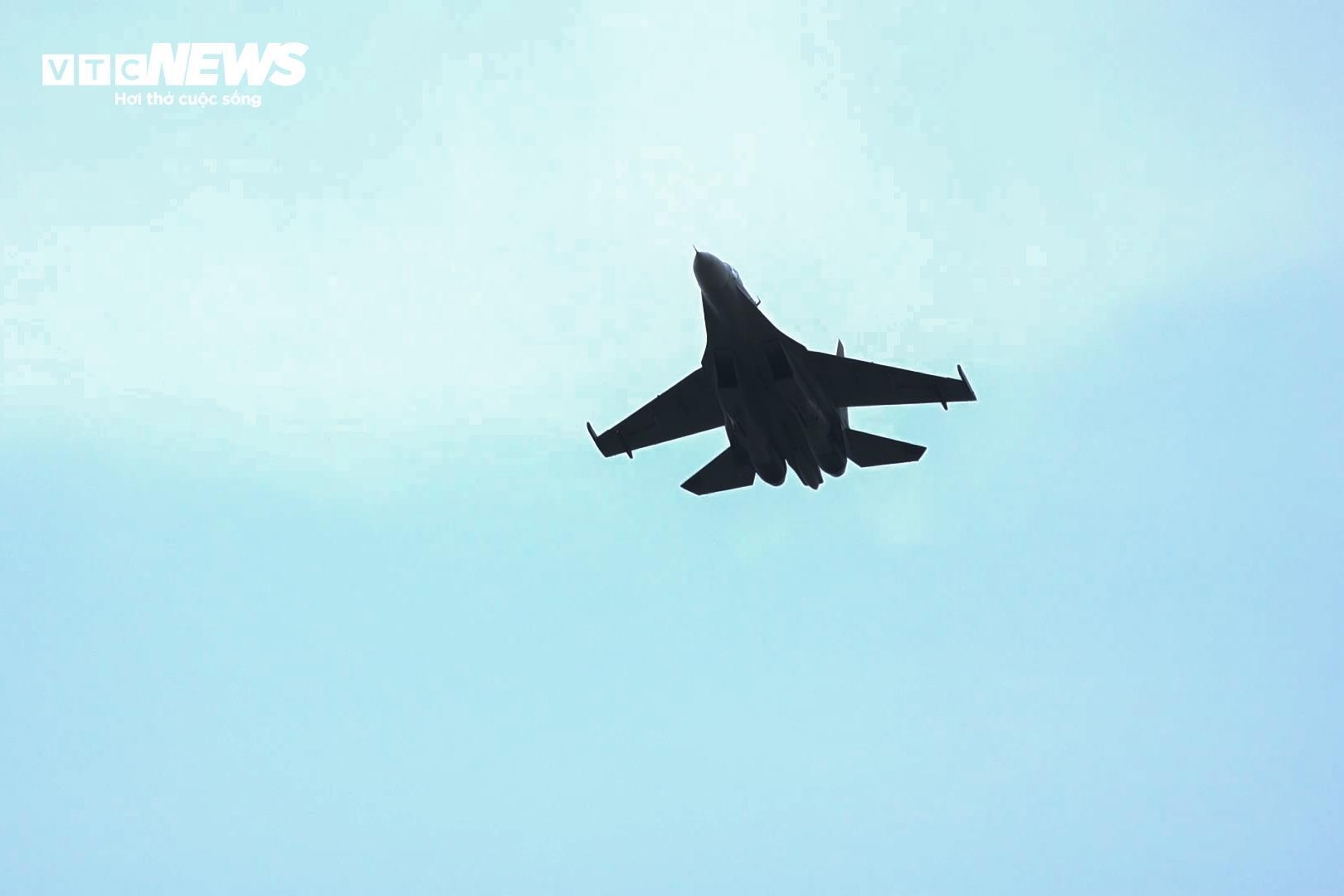 Tiêm kích Su-30MK2, trực thăng bay khảo sát, chuẩn bị biểu diễn dịp đại lễ 2/9- Ảnh 3.