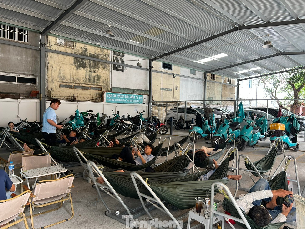 Nở rộ trạm sạc xe điện trong quán cà phê: Chuyên gia nói gì?- Ảnh 1.