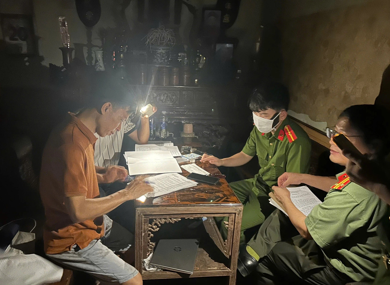 Công an Phú Thọ thu giữ hàng tấn thịt lợn bốc mùi, chủ cơ sở khai định làm lạp xưởng- Ảnh 1. Công an Phú Thọ thu giữ hàng tấn thịt lợn bốc mùi, chủ cơ sở khai định làm lạp xưởng- Ảnh 1.