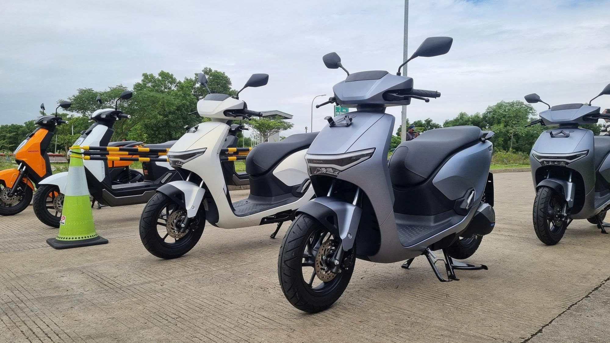 ‘Tôi dùng cả 2 xe máy điện Honda để xem cách Honda tìm hào quang như đang làm được với xe máy xăng’- Ảnh 9. ‘Tôi dùng cả 2 xe máy điện Honda để xem cách Honda tìm hào quang như đang làm được với xe máy xăng’- Ảnh 9.