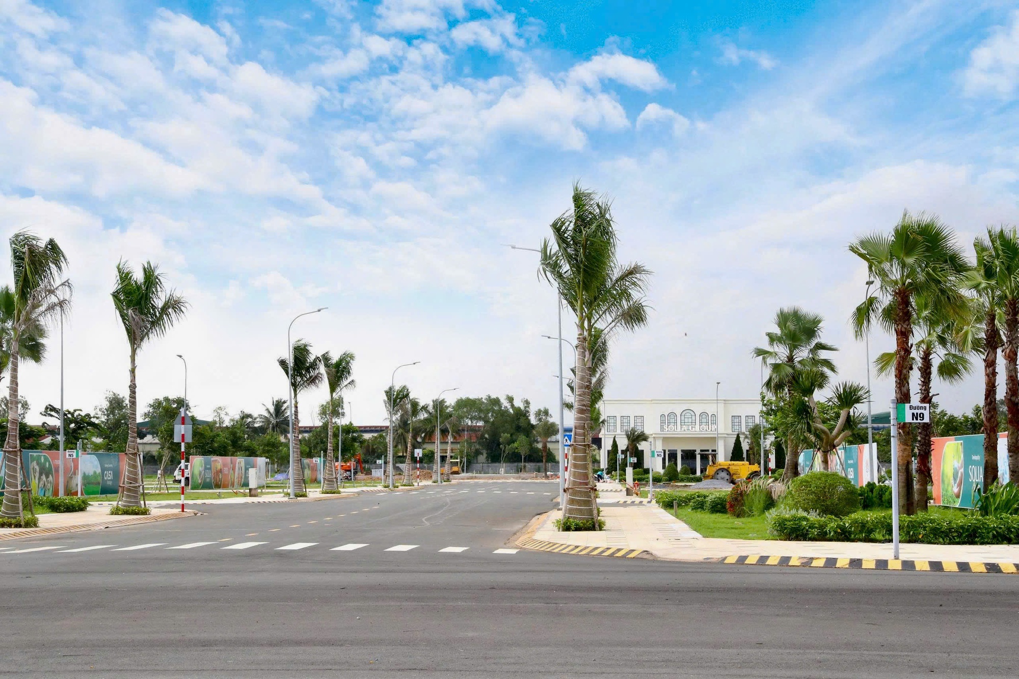 Sau nhà phố, biệt thự đến lượt đất nền phía Tây TPHCM chạy đua bung hàng, cả thị trường địa ốc đang sợ lỡ nhịp “sóng” mạnh nhất năm 2025?- Ảnh 1. Sau nhà phố, biệt thự đến lượt đất nền phía Tây TPHCM chạy đua bung hàng, cả thị trường địa ốc đang sợ lỡ nhịp “sóng” mạnh nhất năm 2025?- Ảnh 1.