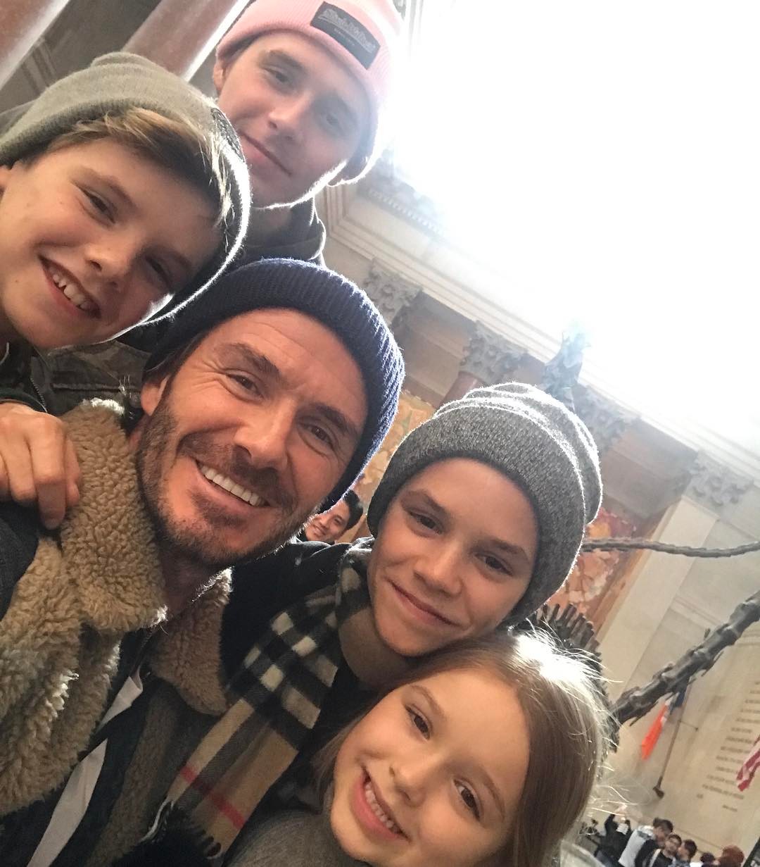 David Beckham - Victoria kỉ niệm 26 năm ngày cưới: Gia đình đẹp như tranh, nay rạn nứt khó cứu vì con cả bất hiếu- Ảnh 20. David Beckham - Victoria kỉ niệm 26 năm ngày cưới: Gia đình đẹp như tranh, nay rạn nứt khó cứu vì con cả bất hiếu- Ảnh 20.