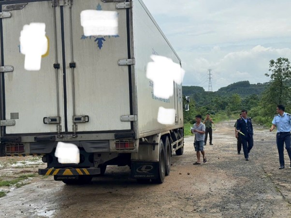 Cảnh sát khám xét chiếc ô tô tải trên quốc lộ- Ảnh 2. Cảnh sát khám xét chiếc ô tô tải trên quốc lộ- Ảnh 2.