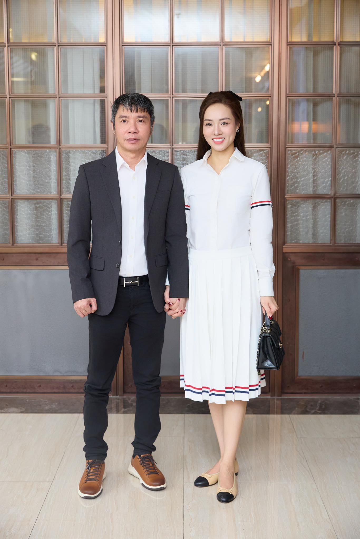Vợ NSND Công Lý lên tiếng về thông tin "có một đời chồng rồi mới đi cưới Công Lý"- Ảnh 1. Vợ NSND Công Lý lên tiếng về thông tin "có một đời chồng rồi mới đi cưới Công Lý"- Ảnh 1.