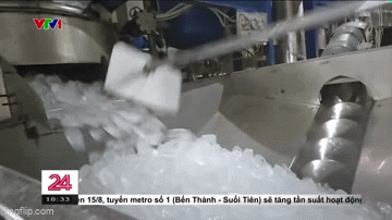 Sự thật gây sốc đằng sau những chuyến xe chở đá lạnh vào quán giải khát: Quy trình sản xuất lạnh gáy!- Ảnh 1.