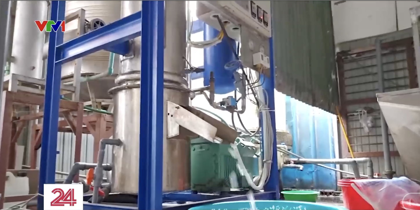 Sự thật gây sốc đằng sau những chuyến xe chở đá lạnh vào quán giải khát: Quy trình sản xuất lạnh gáy!- Ảnh 3.