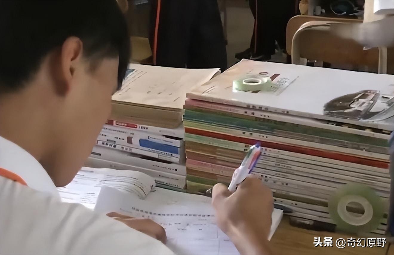 Nam sinh giỏi nhất tỉnh nộp 3 tờ giấy trắng thi đại học khiến nhà trường sửng sốt khi biết nguyên do: “Em cố tình thi trượt”- Ảnh 1. Nam sinh giỏi nhất tỉnh nộp 3 tờ giấy trắng thi đại học khiến nhà trường sửng sốt khi biết nguyên do: “Em cố tình thi trượt”- Ảnh 1.