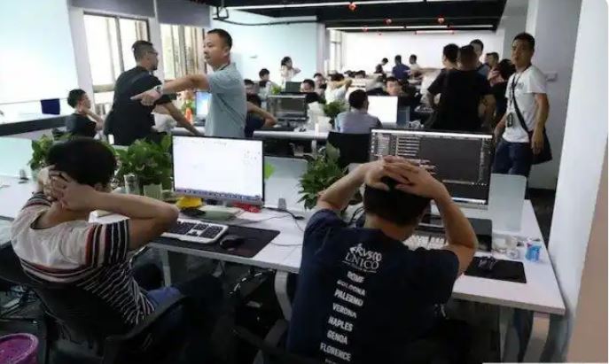 Trung Quốc: 450 cảnh sát đột kích 1 công ty công nghệ cao, tịch thu 1000 thiết bị điện tử, bắt gọn 400 đối tượng, hơn 155 tỷ đồng bị phong tỏa!- Ảnh 2. Trung Quốc: 450 cảnh sát đột kích 1 công ty công nghệ cao, tịch thu 1000 thiết bị điện tử, bắt gọn 400 đối tượng, hơn 155 tỷ đồng bị phong tỏa!- Ảnh 2.