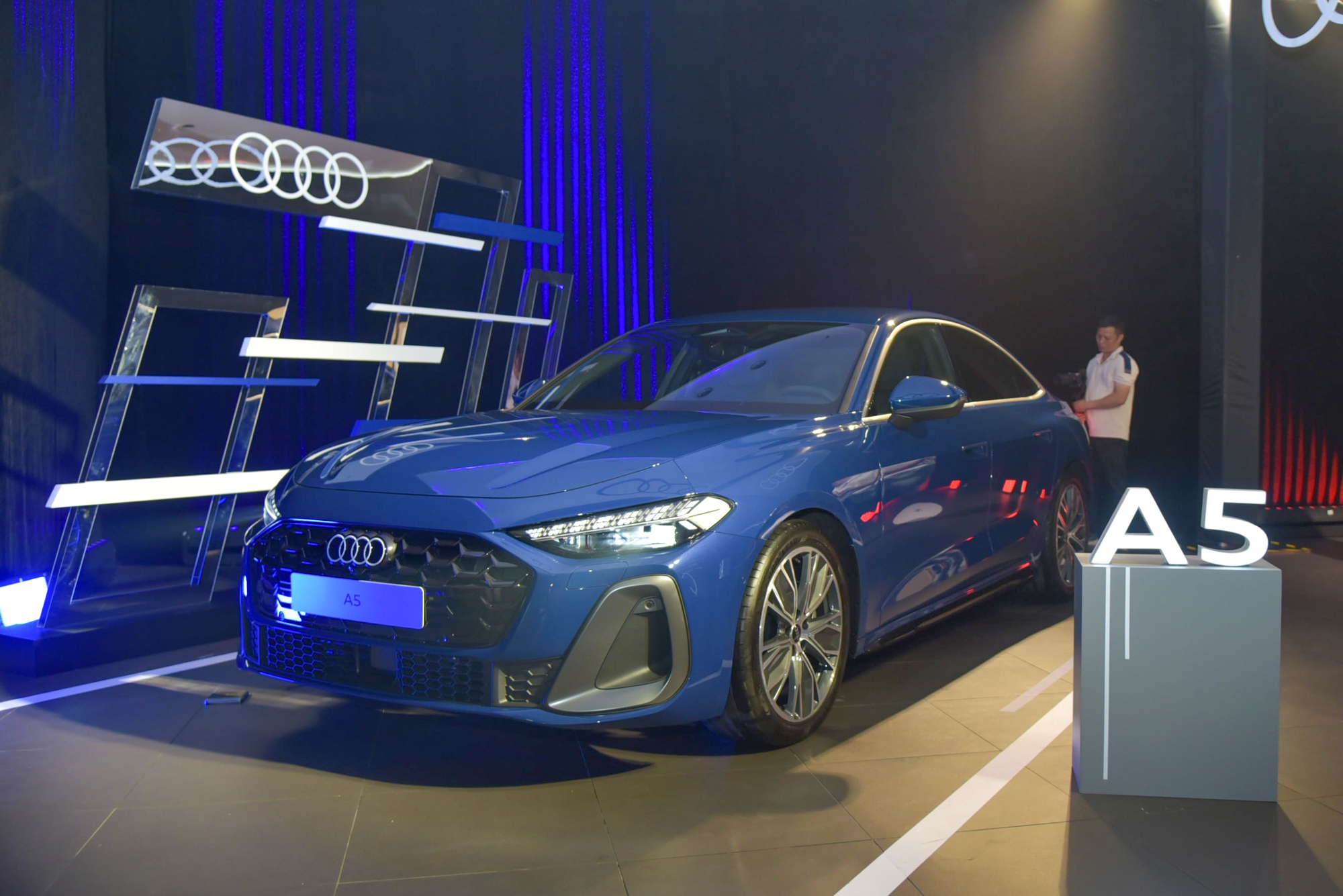 Audi A5 2025 ra mắt Việt Nam: Giá 2,2 tỷ, 3 màn hình trên táp lô, đấu C-Class và 3-Series- Ảnh 1. Audi A5 2025 ra mắt Việt Nam: Giá 2,2 tỷ, 3 màn hình trên táp lô, đấu C-Class và 3-Series- Ảnh 1.