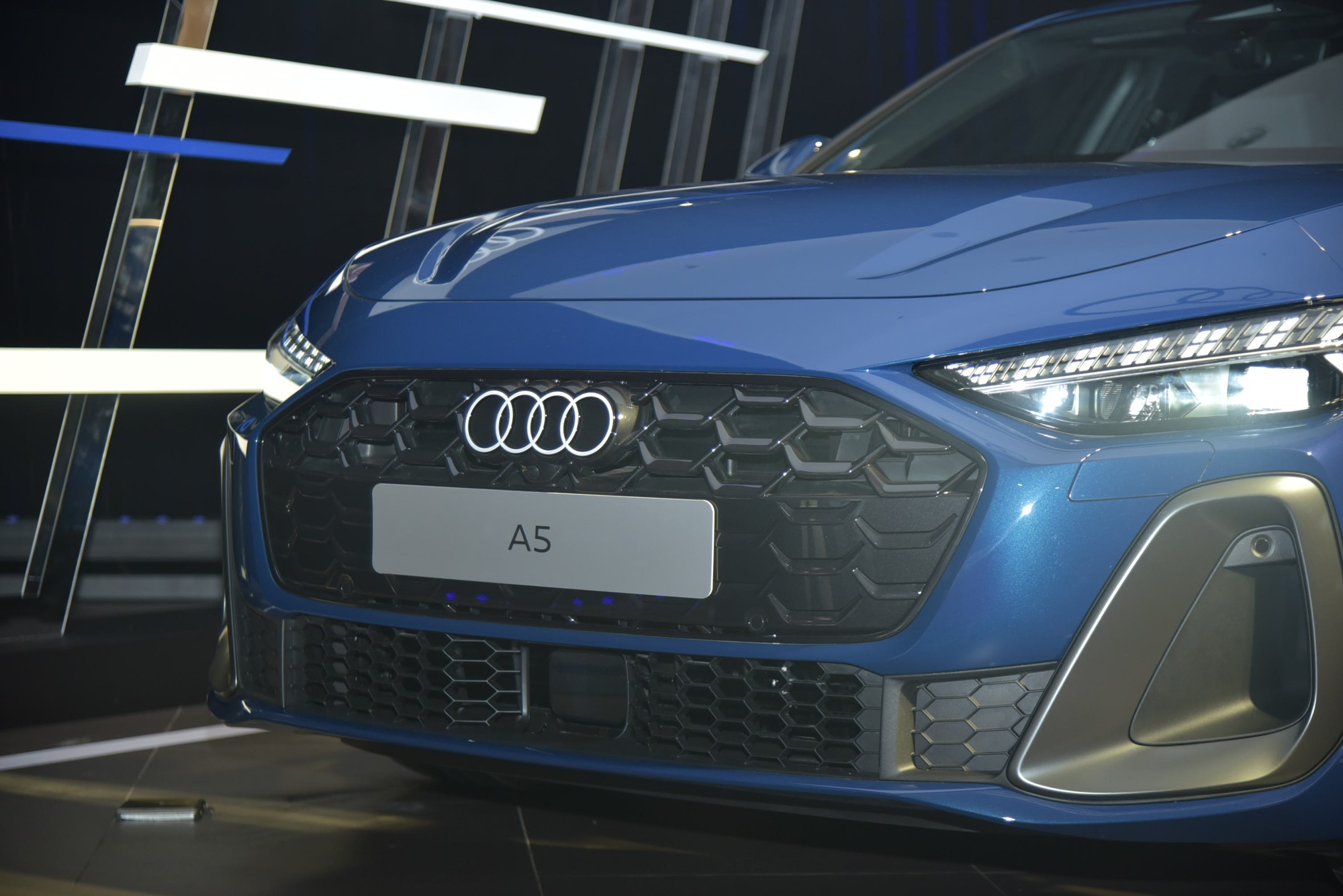 Audi A5 2025 ra mắt Việt Nam: Giá 2,2 tỷ, 3 màn hình trên táp lô, đấu C-Class và 3-Series- Ảnh 3. Audi A5 2025 ra mắt Việt Nam: Giá 2,2 tỷ, 3 màn hình trên táp lô, đấu C-Class và 3-Series- Ảnh 3.