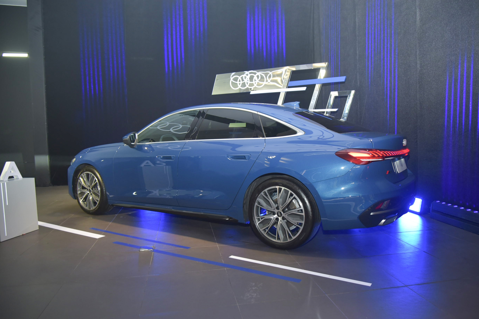 Audi A5 2025 ra mắt Việt Nam: Giá 2,2 tỷ, 3 màn hình trên táp lô, đấu C-Class và 3-Series- Ảnh 5. Audi A5 2025 ra mắt Việt Nam: Giá 2,2 tỷ, 3 màn hình trên táp lô, đấu C-Class và 3-Series- Ảnh 5.