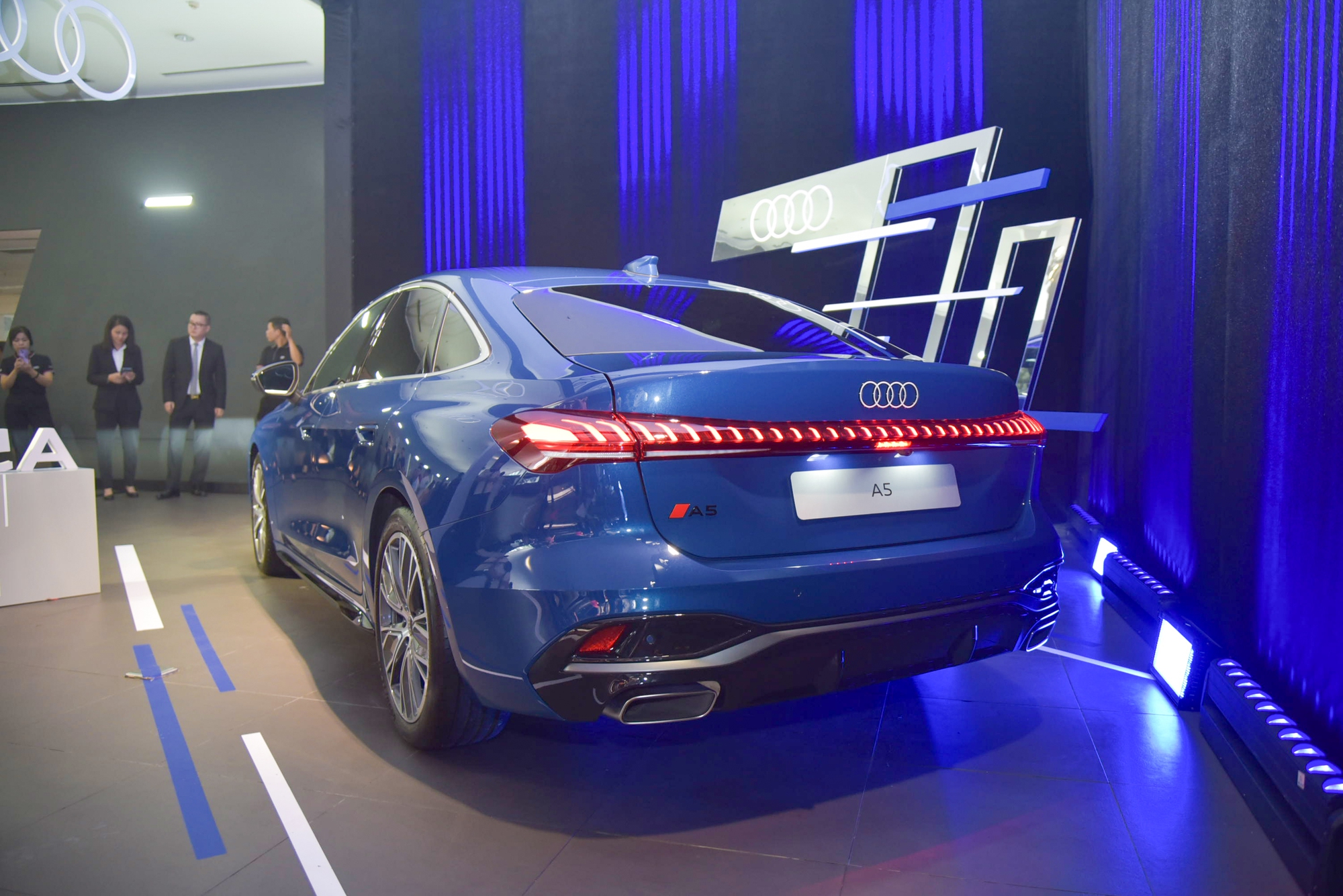 Audi A5 2025 ra mắt Việt Nam: Giá 2,2 tỷ, 3 màn hình trên táp lô, đấu C-Class và 3-Series- Ảnh 6. Audi A5 2025 ra mắt Việt Nam: Giá 2,2 tỷ, 3 màn hình trên táp lô, đấu C-Class và 3-Series- Ảnh 6.