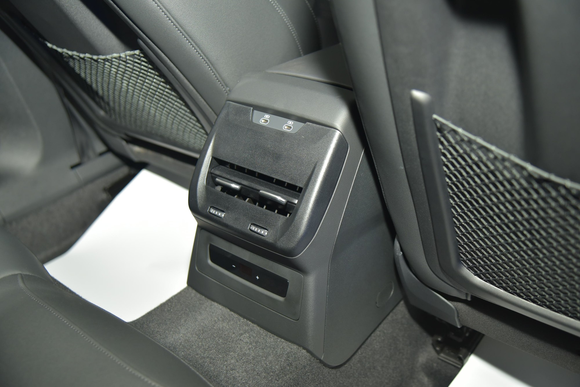 Audi A5 2025 ra mắt Việt Nam: Giá 2,2 tỷ, 3 màn hình trên táp lô, đấu C-Class và 3-Series- Ảnh 15. Audi A5 2025 ra mắt Việt Nam: Giá 2,2 tỷ, 3 màn hình trên táp lô, đấu C-Class và 3-Series- Ảnh 15.