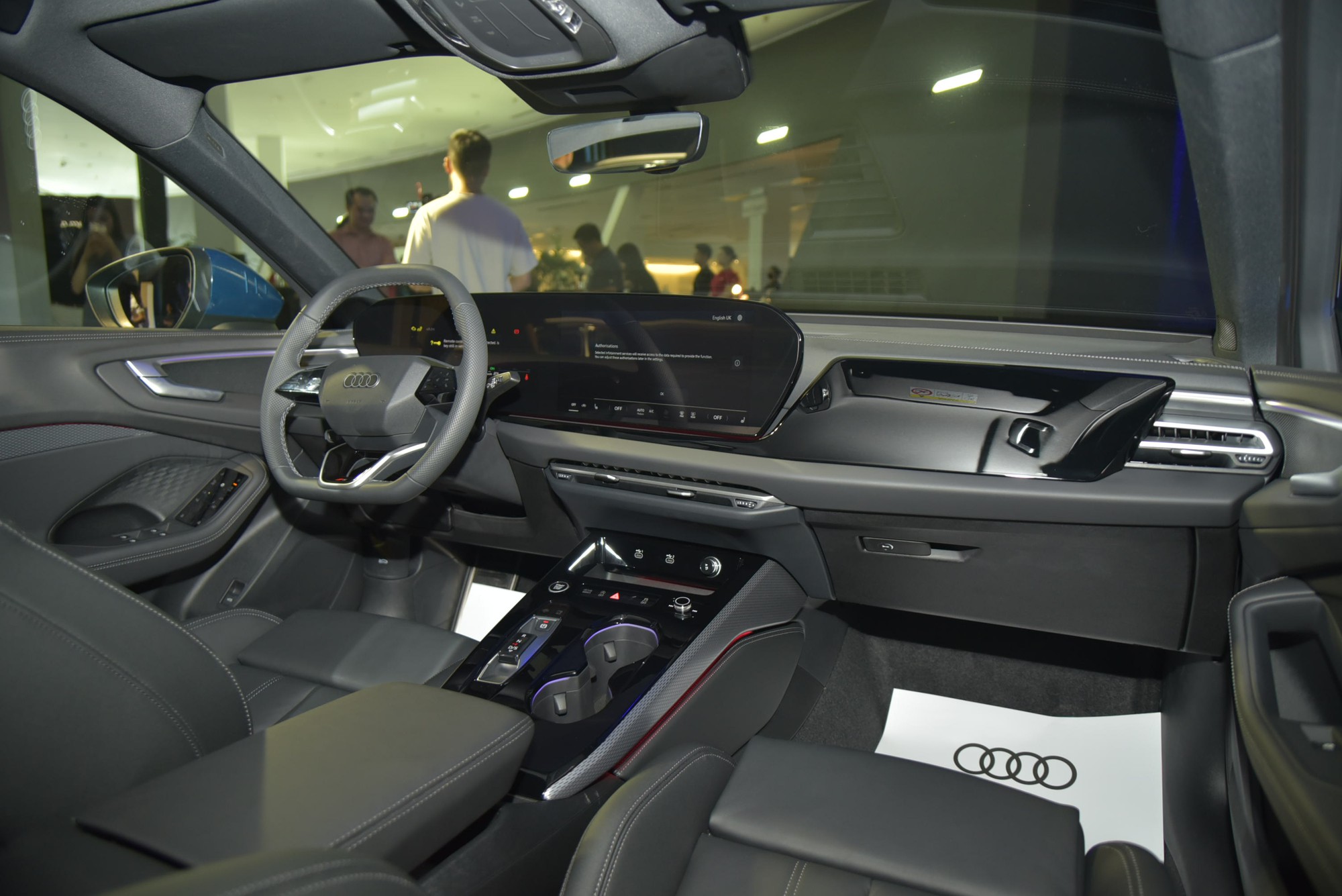 Audi A5 2025 ra mắt Việt Nam: Giá 2,2 tỷ, 3 màn hình trên táp lô, đấu C-Class và 3-Series- Ảnh 7. Audi A5 2025 ra mắt Việt Nam: Giá 2,2 tỷ, 3 màn hình trên táp lô, đấu C-Class và 3-Series- Ảnh 7.