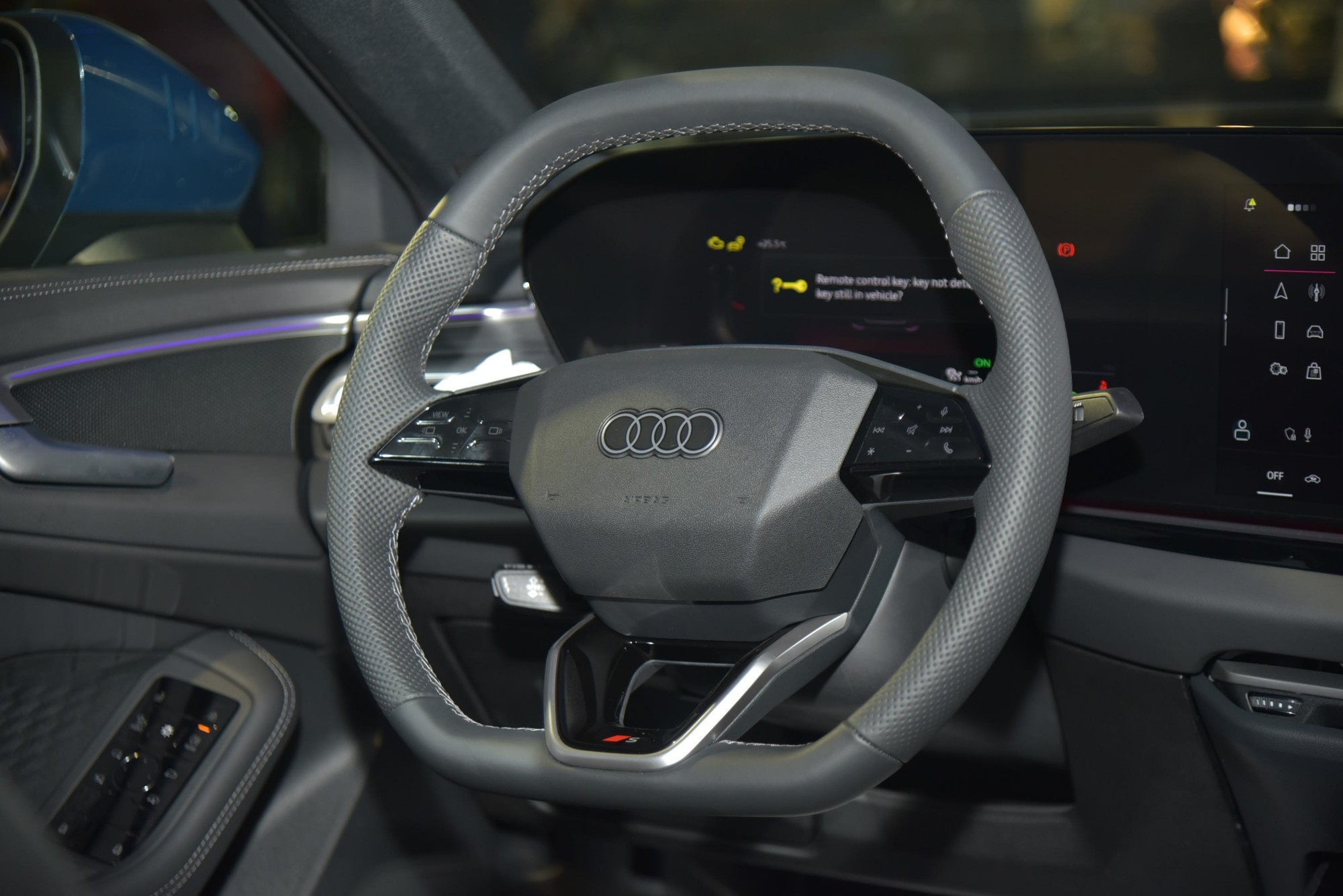 Audi A5 2025 ra mắt Việt Nam: Giá 2,2 tỷ, 3 màn hình trên táp lô, đấu C-Class và 3-Series- Ảnh 10. Audi A5 2025 ra mắt Việt Nam: Giá 2,2 tỷ, 3 màn hình trên táp lô, đấu C-Class và 3-Series- Ảnh 10.