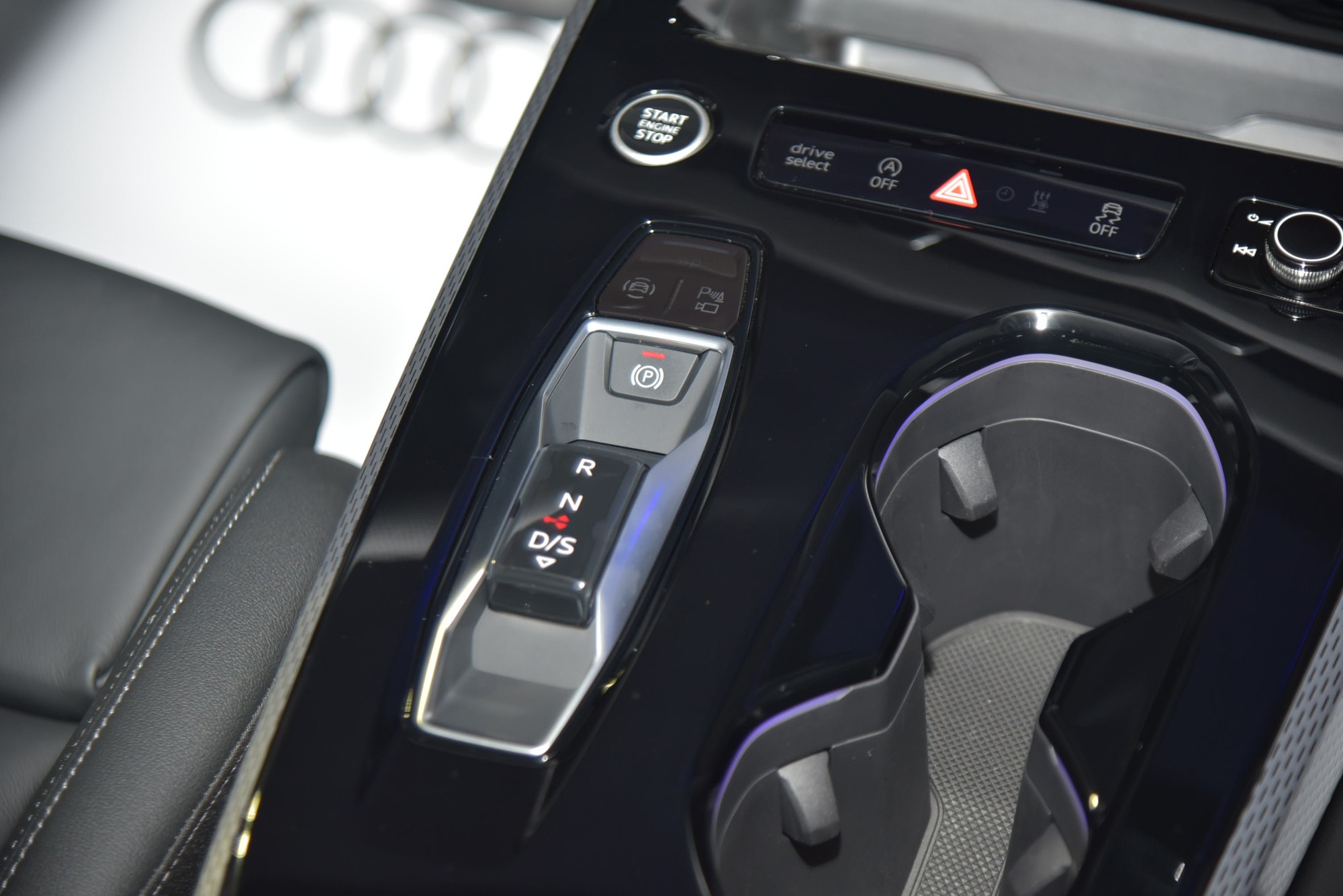 Audi A5 2025 ra mắt Việt Nam: Giá 2,2 tỷ, 3 màn hình trên táp lô, đấu C-Class và 3-Series- Ảnh 13. Audi A5 2025 ra mắt Việt Nam: Giá 2,2 tỷ, 3 màn hình trên táp lô, đấu C-Class và 3-Series- Ảnh 13.