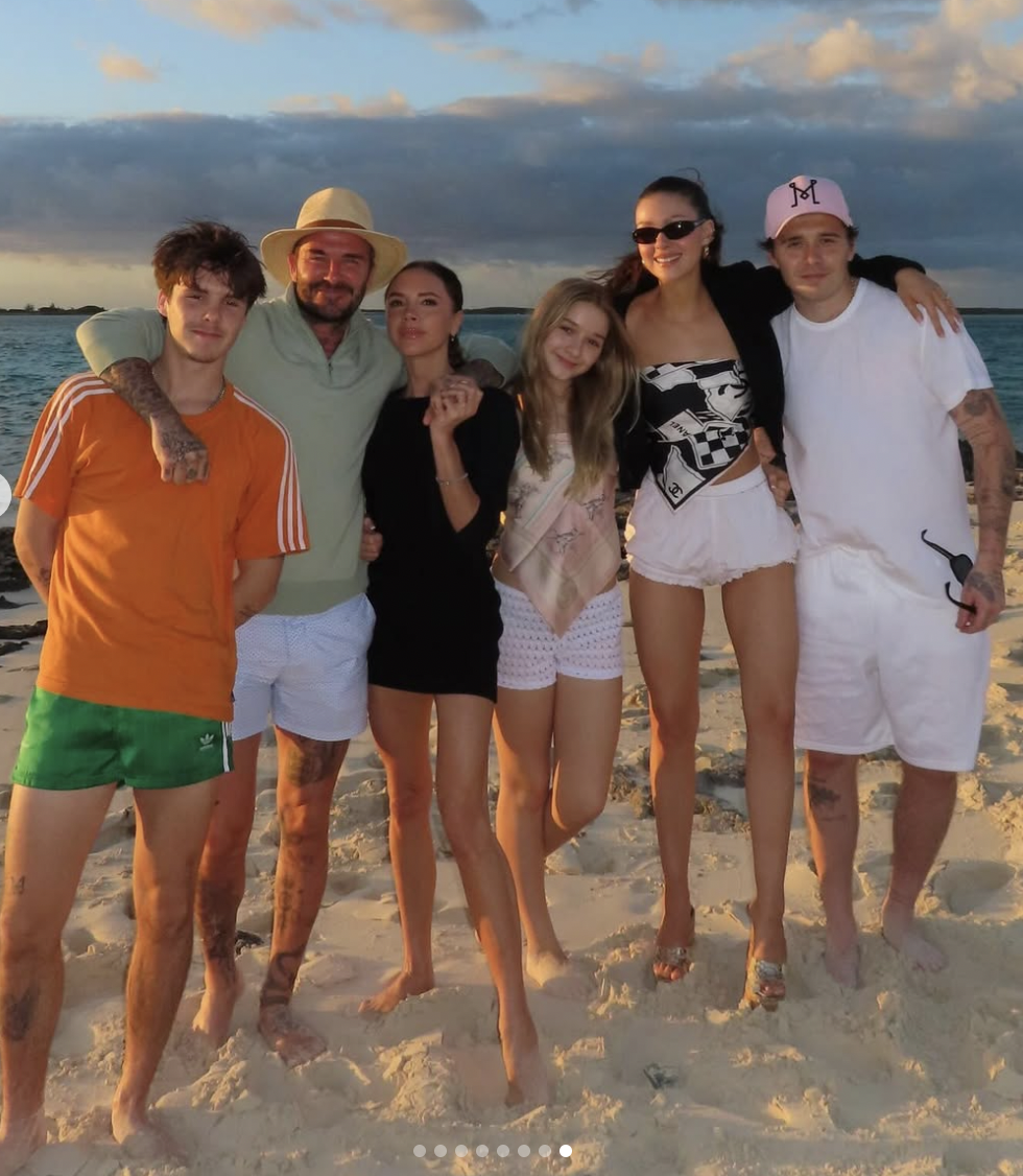 David Beckham - Victoria kỉ niệm 26 năm ngày cưới: Gia đình đẹp như tranh, nay rạn nứt khó cứu vì con cả bất hiếu- Ảnh 27. David Beckham - Victoria kỉ niệm 26 năm ngày cưới: Gia đình đẹp như tranh, nay rạn nứt khó cứu vì con cả bất hiếu- Ảnh 27.