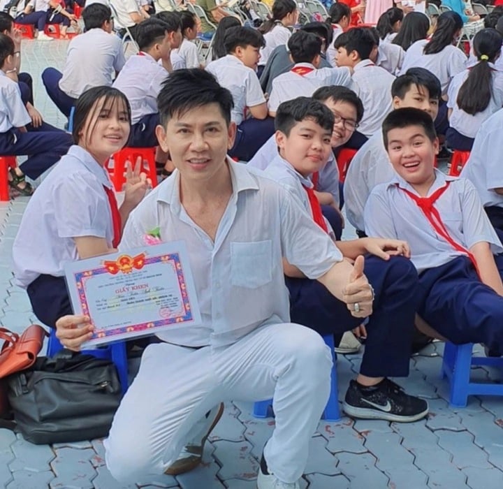 Ca sĩ nổi đình đám thập niên 90 bỏ hát làm thầy giáo dạy toán, U60 vẫn độc thân- Ảnh 2. Ca sĩ nổi đình đám thập niên 90 bỏ hát làm thầy giáo dạy toán, U60 vẫn độc thân- Ảnh 2.