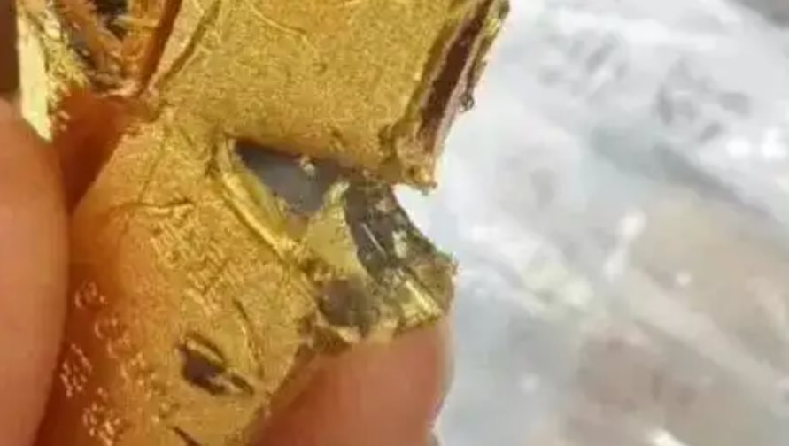 Khách hàng mua 2 thỏi vàng, về nhà cắt ra xem phát hiện lẫn tạp chất liền tố cáo khiến ngân hàng mất 73.000 tỷ đồng, tòa án tuyên bố: Người mua phải bồi thường- Ảnh 1. Khách hàng mua 2 thỏi vàng, về nhà cắt ra xem phát hiện lẫn tạp chất liền tố cáo khiến ngân hàng mất 73.000 tỷ đồng, tòa án tuyên bố: Người mua phải bồi thường- Ảnh 1.