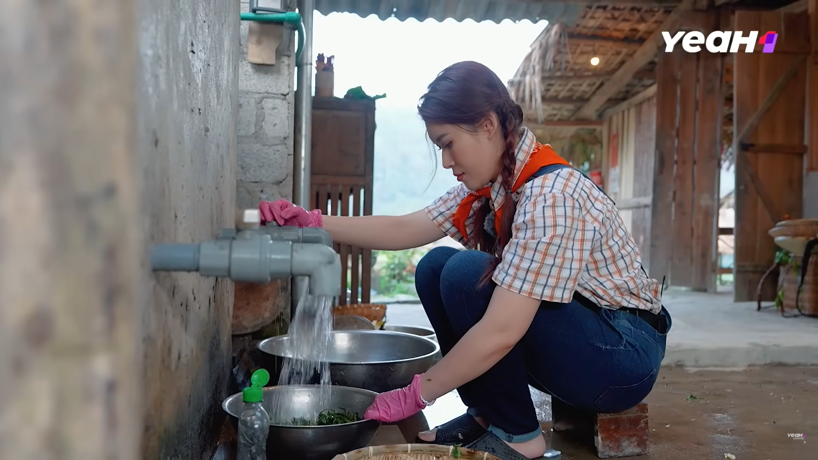 Tiểu thư 7000 tỷ gây sốt ở Gia Đình Haha: Tay quen bóc đồ hiệu giờ "nếm" cảm giác đào sắn, bẻ măng, cày ruộng hùng hục- Ảnh 2. Tiểu thư 7000 tỷ gây sốt ở Gia Đình Haha: Tay quen bóc đồ hiệu giờ "nếm" cảm giác đào sắn, bẻ măng, cày ruộng hùng hục- Ảnh 2.