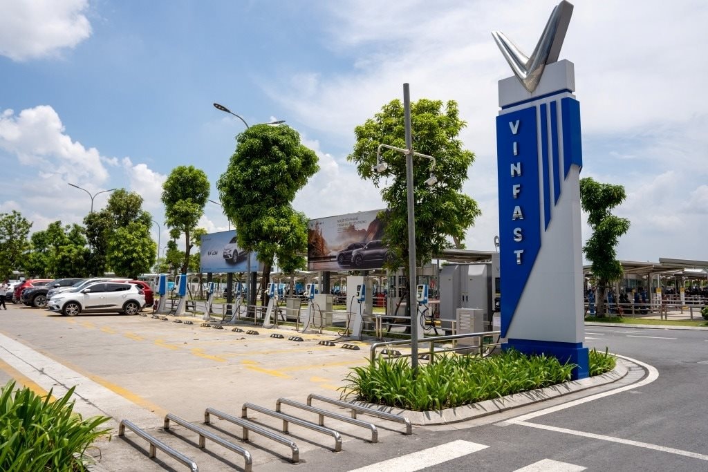 Ông Phạm Nhật Vượng và hành trình xây "mạch máu" cho xe điện trên khắp Việt Nam- Ảnh 1. Ông Phạm Nhật Vượng và hành trình xây "mạch máu" cho xe điện trên khắp Việt Nam- Ảnh 1.