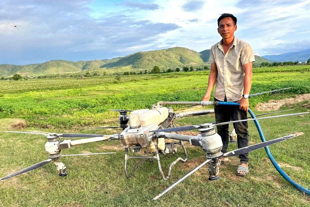 Dùng drone phun thuốc trừ sâu cứu 2 em nhỏ giữa dòng lũ dữ ở Gia Lai: Người "anh hùng" nông dân nói gì?- Ảnh 1.