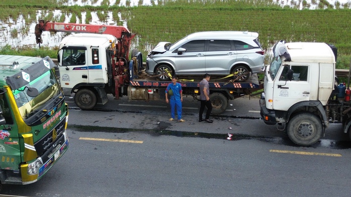 Chuyện gì xảy ra trên đường tránh Đồng Hới khiến 5 xe "dính chùm"?- Ảnh 2.