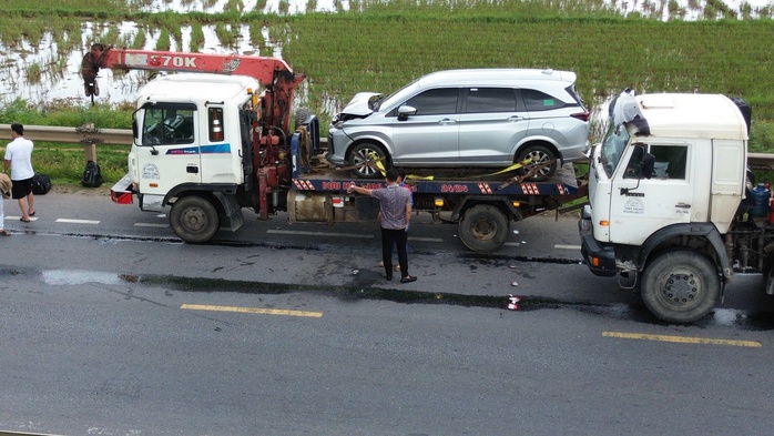 Chuyện gì xảy ra trên đường tránh Đồng Hới khiến 5 xe "dính chùm"?- Ảnh 3.