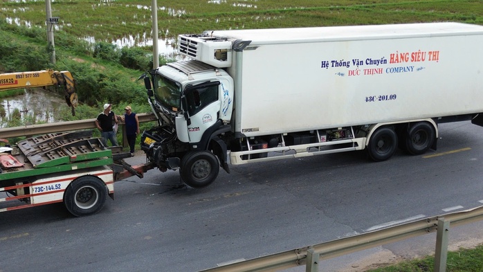 Chuyện gì xảy ra trên đường tránh Đồng Hới khiến 5 xe "dính chùm"?- Ảnh 1.