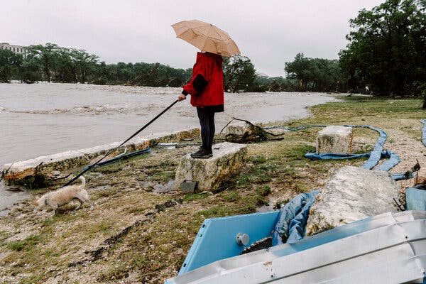 Toàn cảnh trận lũ quét kinh hoàng ở Mỹ khiến ít nhất 13 người thiệt mạng, hơn 20 bé gái tại trại hè mất tích- Ảnh 5. Toàn cảnh trận lũ quét kinh hoàng ở Mỹ khiến ít nhất 13 người thiệt mạng, hơn 20 bé gái tại trại hè mất tích- Ảnh 5.