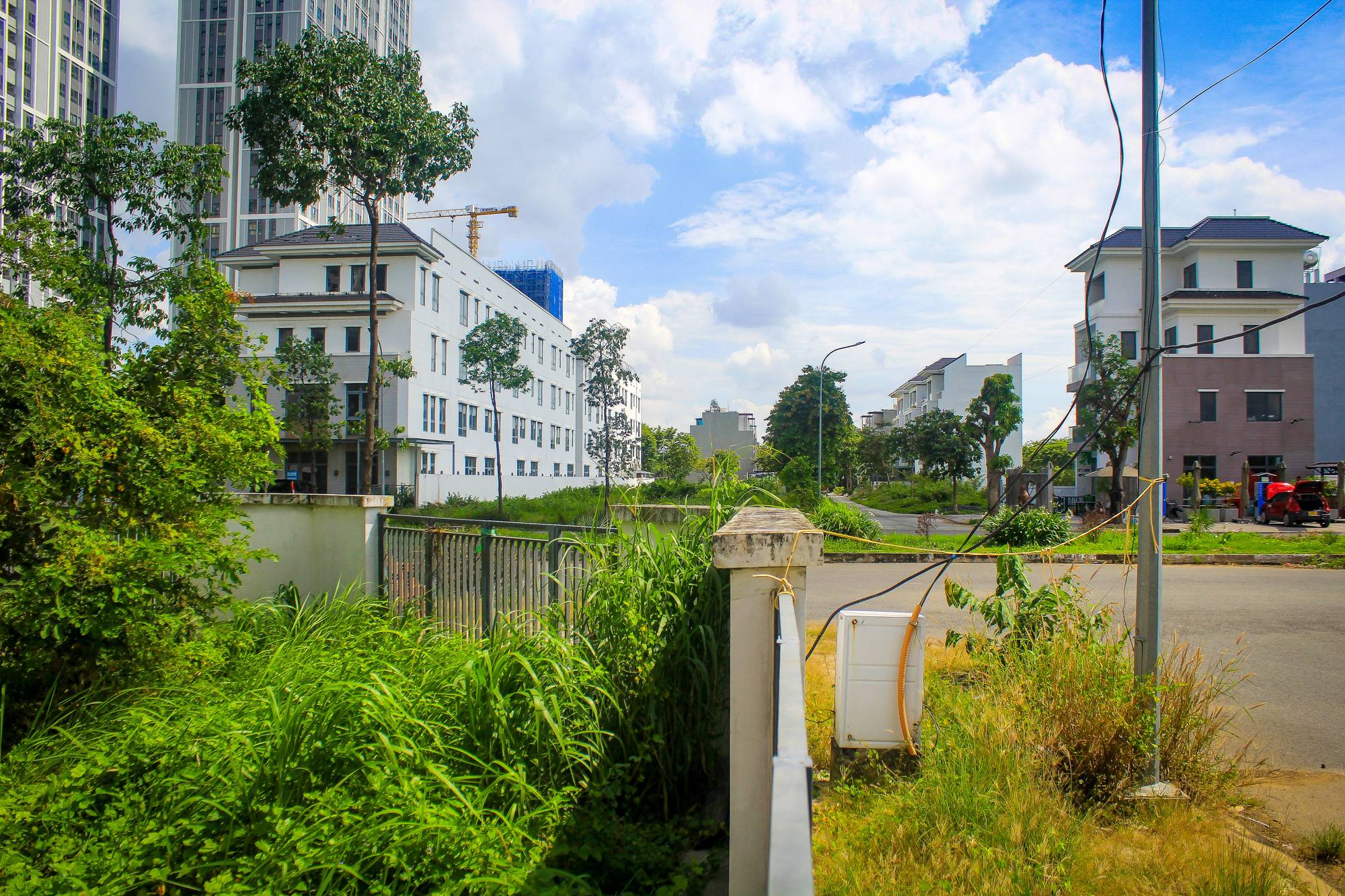 Toàn cảnh hàng chục nghìn nhà hoang, đất nền trống có thể bị đánh thuế luỹ tiến đến 10% ở TP.HCM- Ảnh 2. Toàn cảnh hàng chục nghìn nhà hoang, đất nền trống có thể bị đánh thuế luỹ tiến đến 10% ở TP.HCM- Ảnh 2.