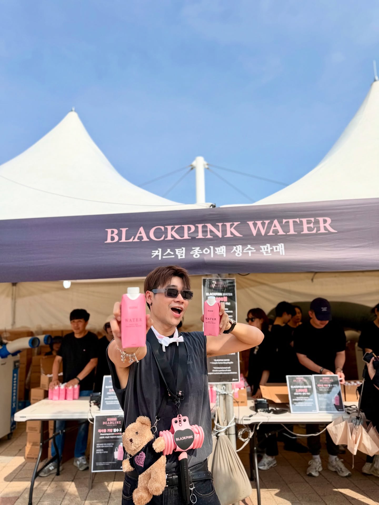 BLACKPINK bán nước suối 40.000 đồng trong concert khiến ai cũng đặt dấu hỏi to đùng- Ảnh 5. BLACKPINK bán nước suối 40.000 đồng trong concert khiến ai cũng đặt dấu hỏi to đùng- Ảnh 5.