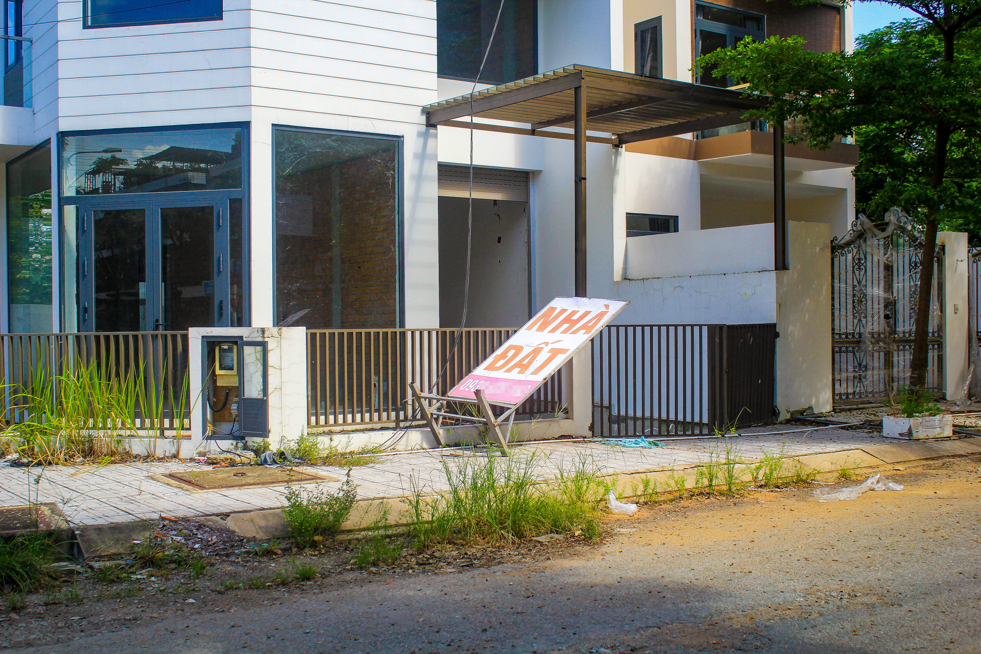 Toàn cảnh hàng chục nghìn nhà hoang, đất nền trống có thể bị đánh thuế luỹ tiến đến 10% ở TP.HCM- Ảnh 5. Toàn cảnh hàng chục nghìn nhà hoang, đất nền trống có thể bị đánh thuế luỹ tiến đến 10% ở TP.HCM- Ảnh 5.