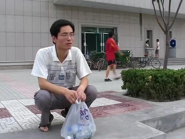 2 tháng nữa tốt nghiệp ĐH thì biến mất: Cha nghèo bật khóc vì bán hết tài sản, nợ nần nuôi con gái ăn học- Ảnh 1. 2 tháng nữa tốt nghiệp ĐH thì biến mất: Cha nghèo bật khóc vì bán hết tài sản, nợ nần nuôi con gái ăn học- Ảnh 1.