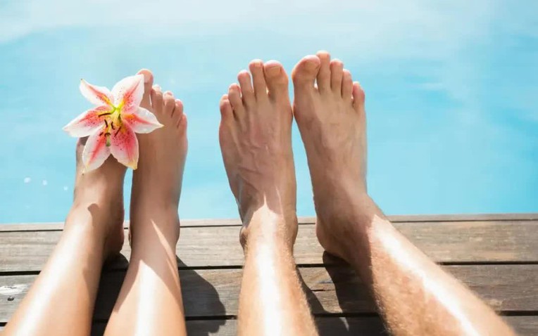 Nhìn bàn chân không có 2 dấu hiệu này thì thận của bạn đang rất tốt, nếu thấy đâu ở 2 vị trí thì nên đi khám thận ngay- Ảnh 1.